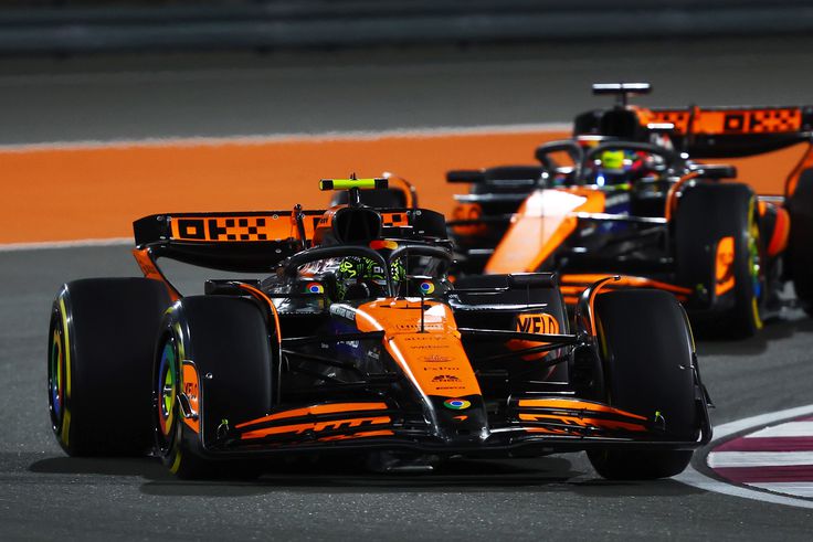 Lando Norris a célvonal előtt engedte el csapattársát, nagy lépést tett a konstruktőri-vb-cím felé a McLaren