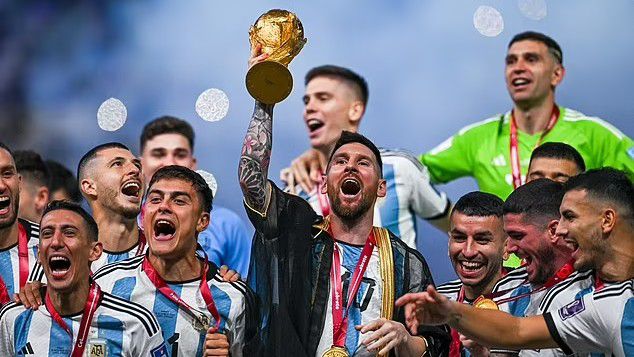 Lionel Messi és társai méltó módon ünnepélték a világbajnoki címet, pár szurkolóval ellentétben....