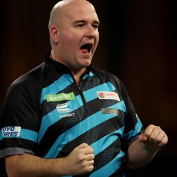 Elmaradt a nagy csata, a világbajnok söpréssel jutott be a nyolc közé a darts-vb-n