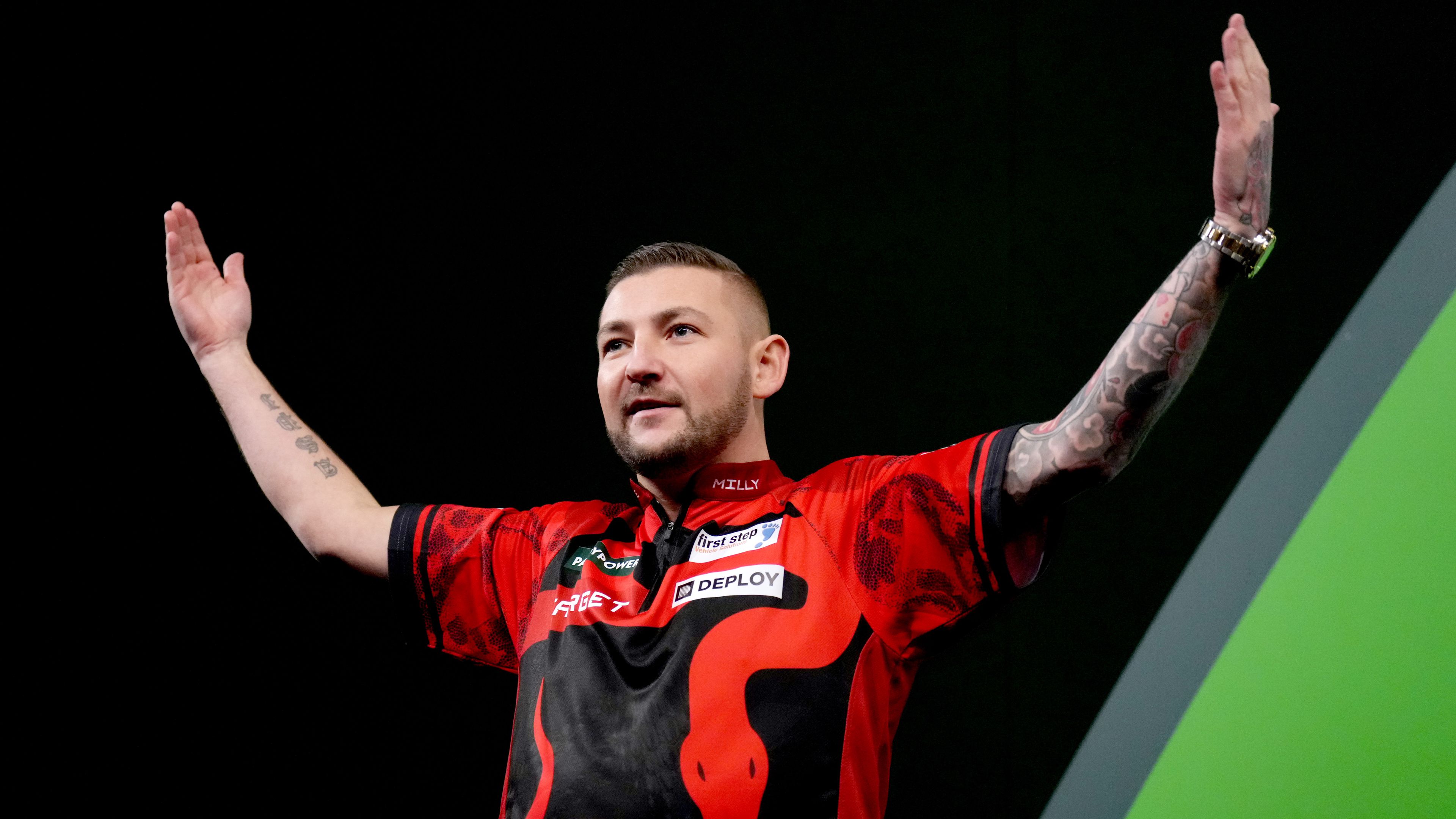 Michael Smith legyőzője kiesett; Aspinall nyerte a délutáni csúcsmeccset a darts vb-n