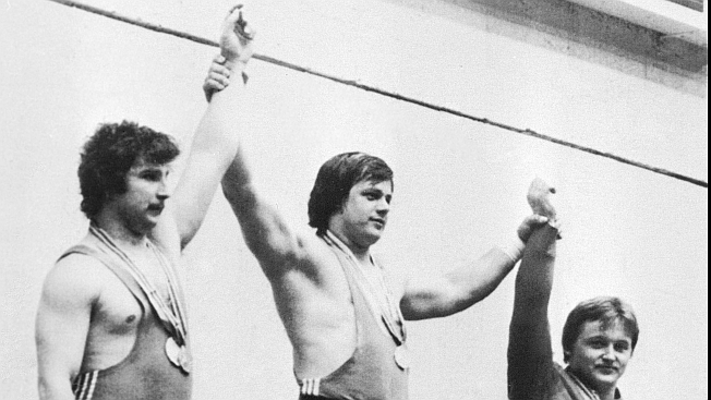 Baczakó Péter az olimpiai dobogó tetején (fotó: MTI, OL-PI)