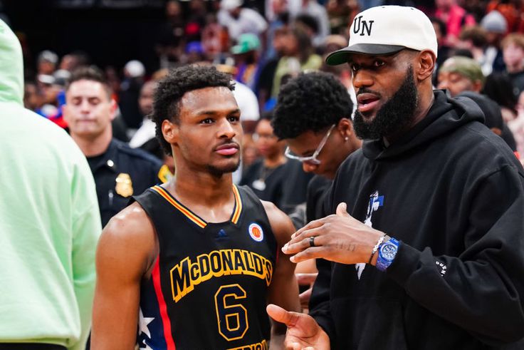 Két és fél milliárdot keresett tavaly LeBron James 18 éves fia – videóval