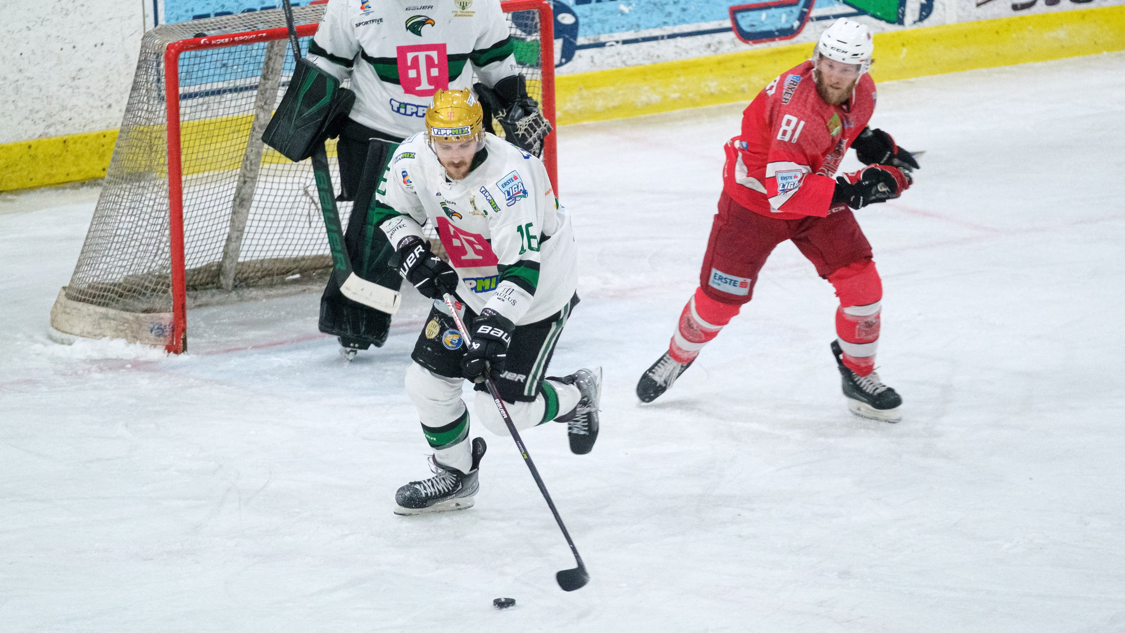 A ferencvárosi Nagy Gergő (b) és Sebastien Sylvestre, a Gyergyói HK játékosa (j) a jégkorong Erste Liga Gyergyói HK - FTC-Telekom döntőjének hetedik mérkőzésén. MTI/Veres Nándor