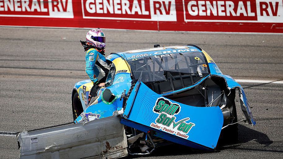 Elgurult a NASCAR-pilóta gyógyszere, hozzávágta a lökhárítót a riválishoz – videóval