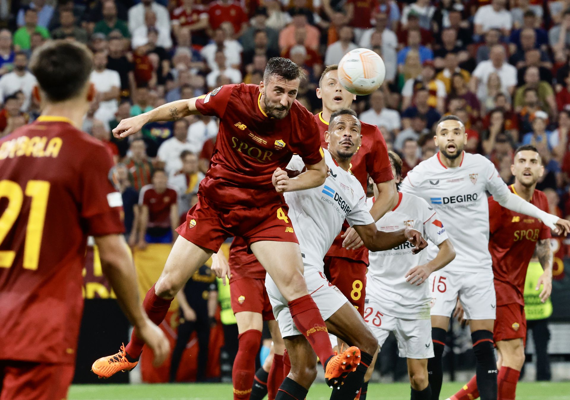 Minden labdáért öldöklő csata zajlott az AS Roma és a Sevilla Európa-liga-döntőjén. Fotó: Réti Zsolt