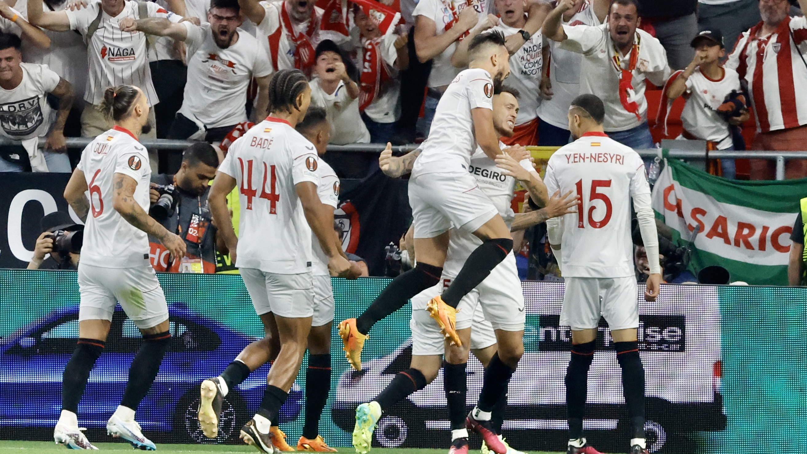 A Sevilla és az AS Roma kiélezett döntője tizenegyespárbajjal dőlt el – az idegek harcát a spanyolok nyerték a budapesti Európa-liga-döntőben. Fotó: Réti Zsolt