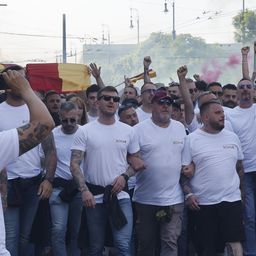 Elaludt egy szurkoló az El-döntő előtt – videóval