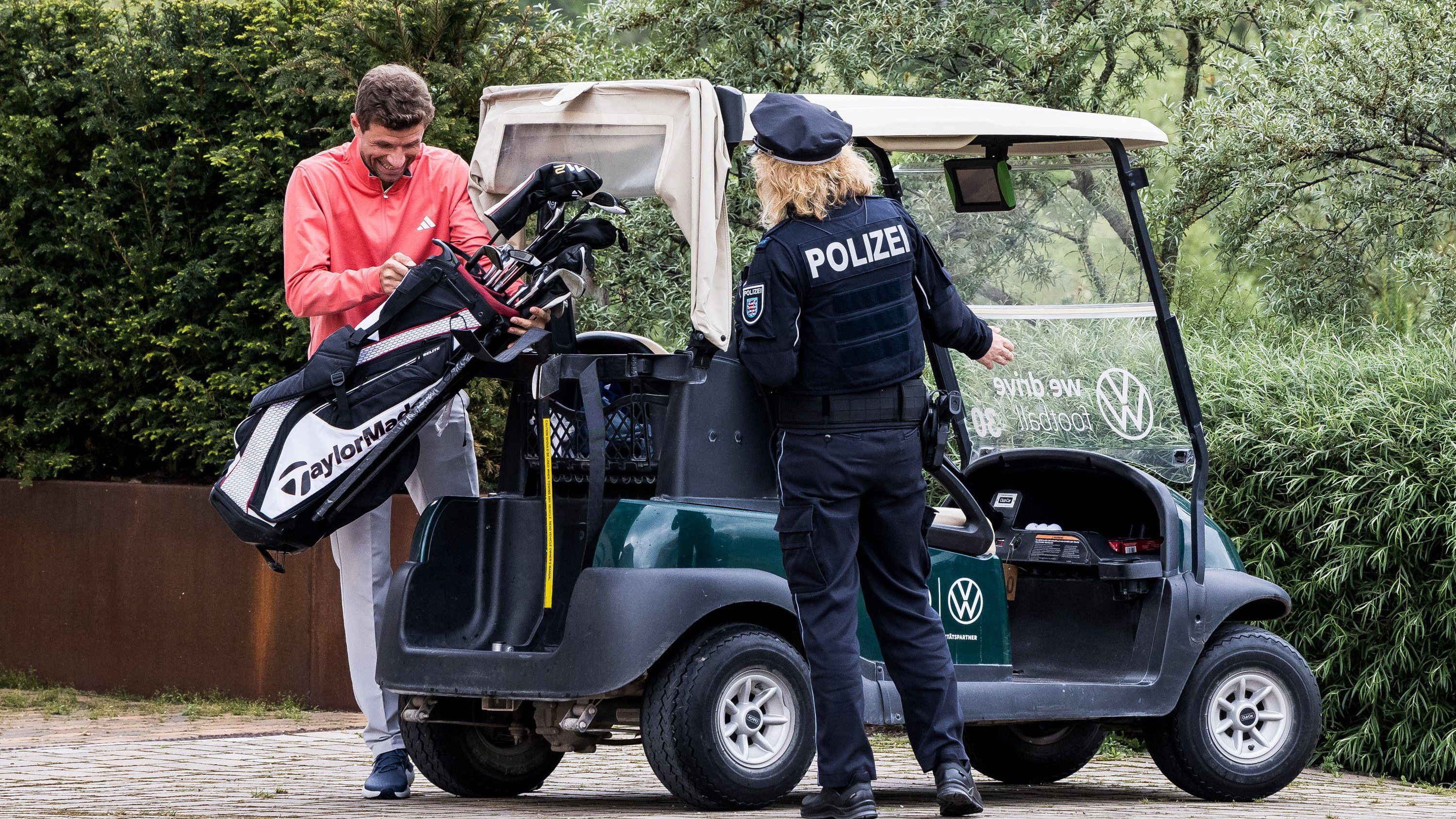 Thomas Müllerék golfozással is múlatták az időt /Fotó: Profimédia