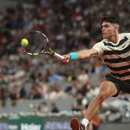 Alcaraz egy szettet veszített, de továbbjutott a Roland Garroson