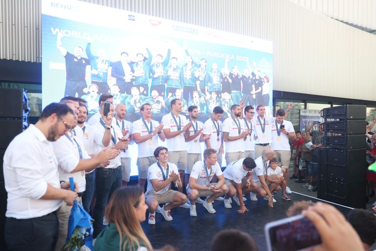 Hazaérkeztek a világbajnok vízilabdázók; fordított és nyert a Loki – reggeli hírösszefoglaló