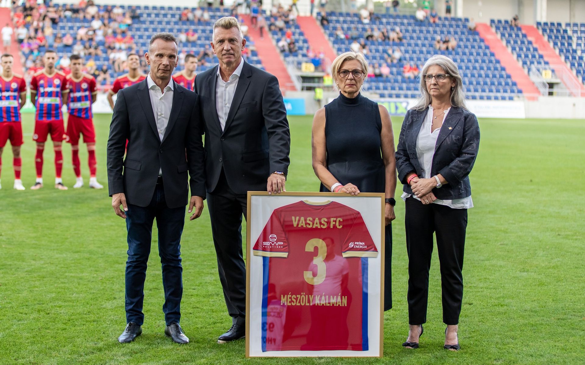 Mészöly Kálmán fia, Géza (balra a második) és az özvegy is meghatódott az angyalföldi klub ajándékán / Fotó: Vasas FC