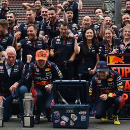 Hihetetlen! Ismét eltört a Red Bull trófeája – videóval