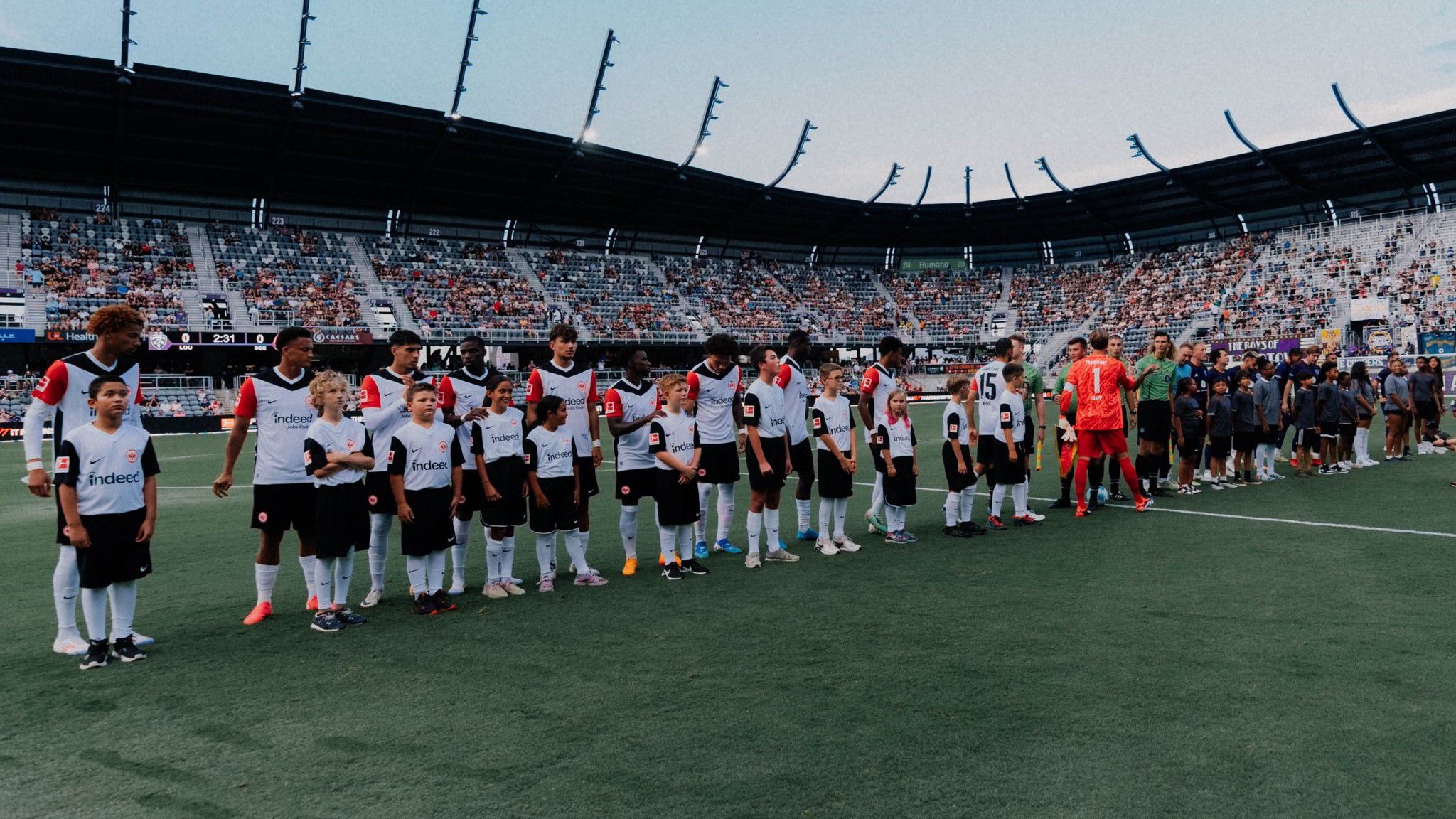 A Frankfurt kezdőcsapatába nem került be a két magyar légiós, de a második félidőben pályára léptek. (Fotó: Eintracht Frankfurt/Facebook)