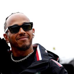 Eldőlt Lewis Hamilton sorsa a Mercedesnél – hivatalos