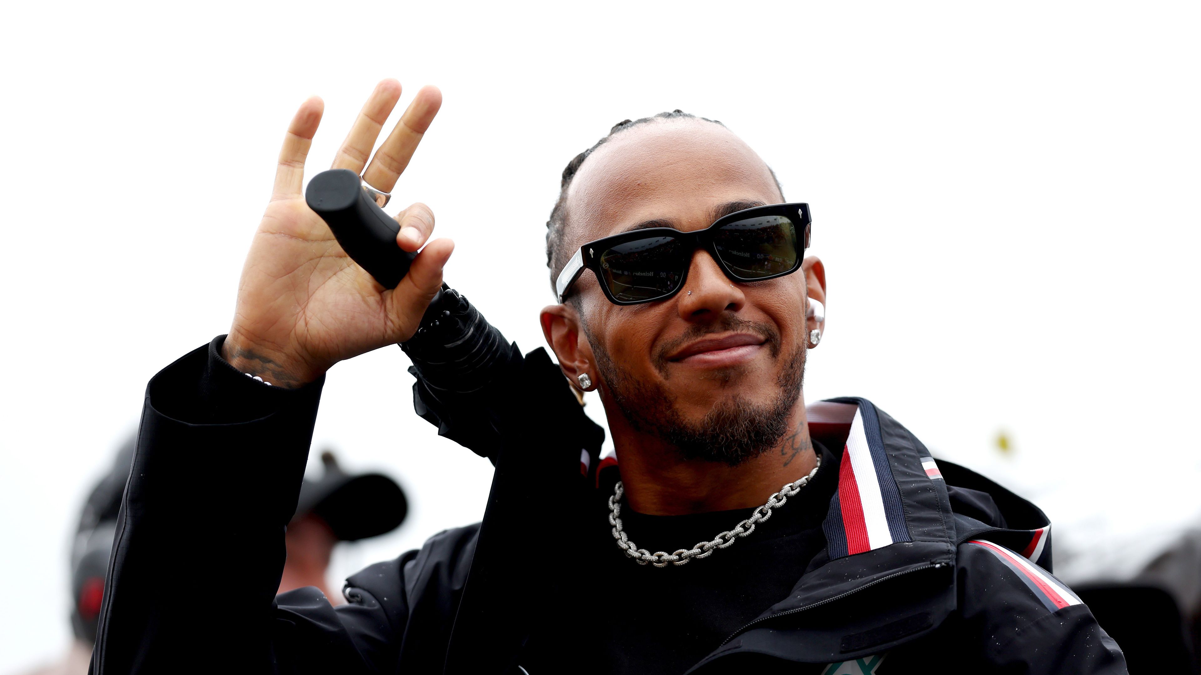 Eldőlt Lewis Hamilton sorsa a Mercedesnél – hivatalos