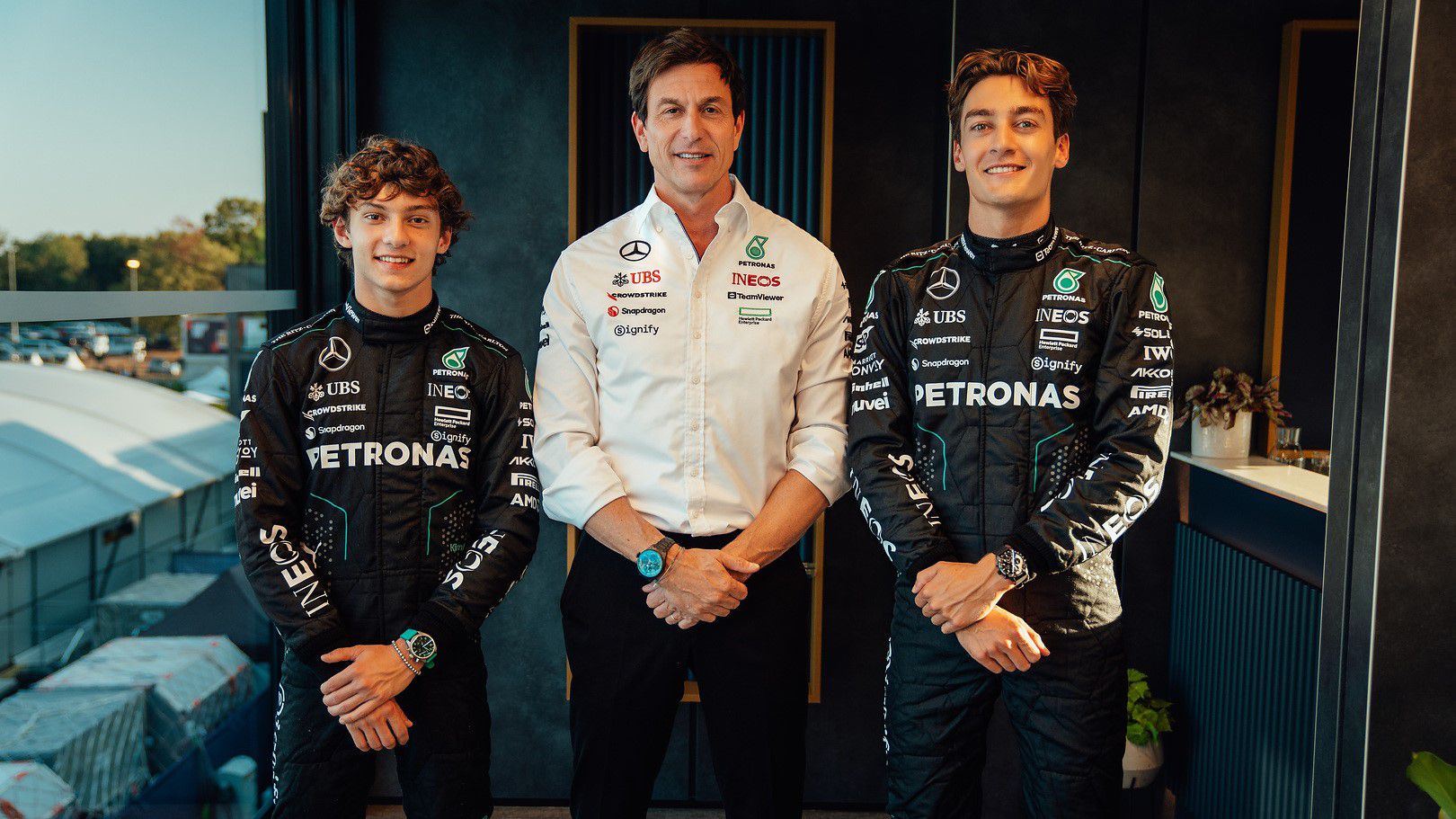 Toto Wolff boldog a Mercedes új pilótapárosával (Fotó: Facebook/Mercedes)