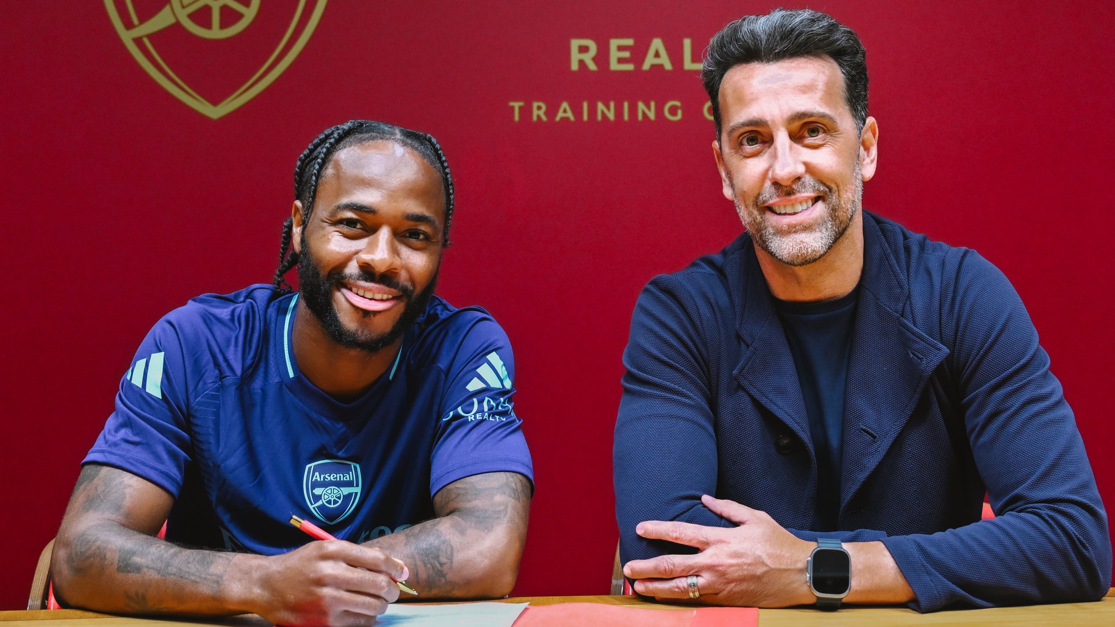 Valószínűleg az Arsenal-drukkerek sem gondolták ki, hogy náluk köt majd ki Raheem Sterling (Fotó: Arsenal/X)