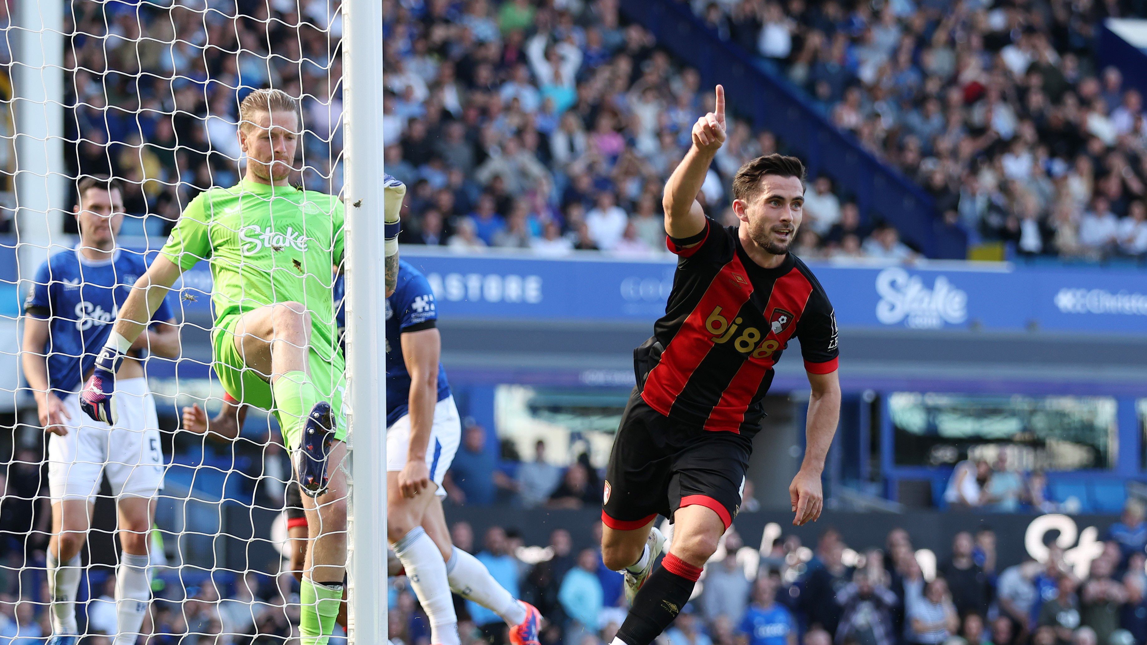 Hihetetlen végjáték után megszerezte első győzelmét a Bournemouth