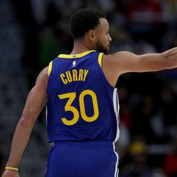 Curry 42 pontot dobott, nyert a Golden State