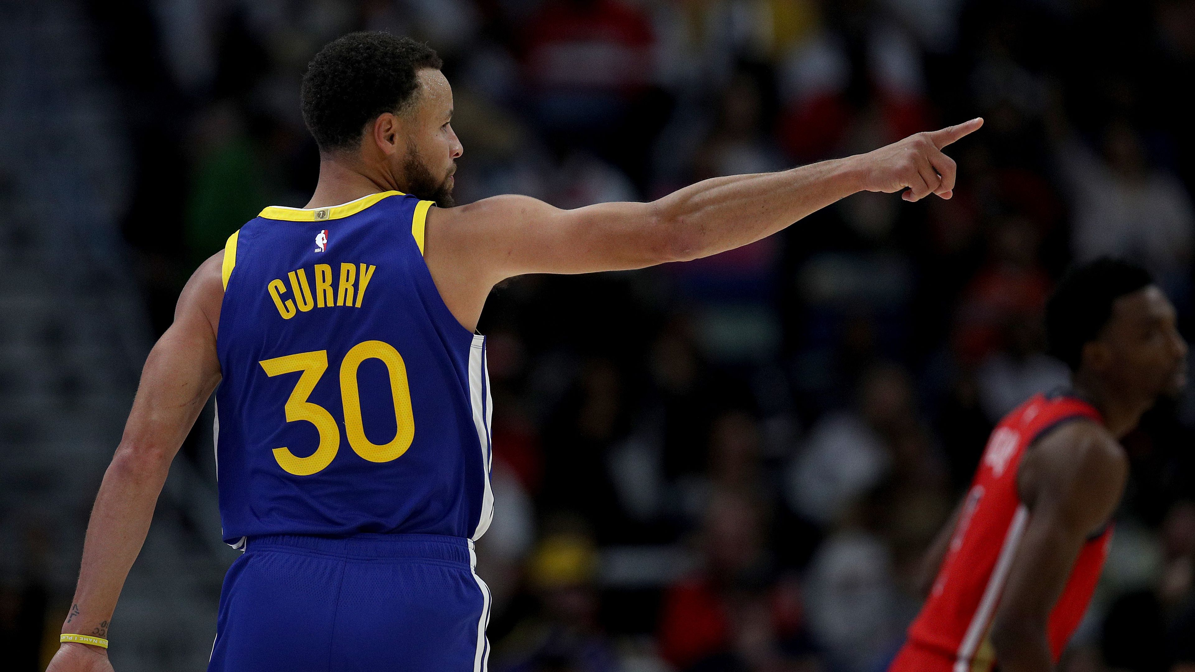 Curry 42 pontot dobott, nyert a Golden State