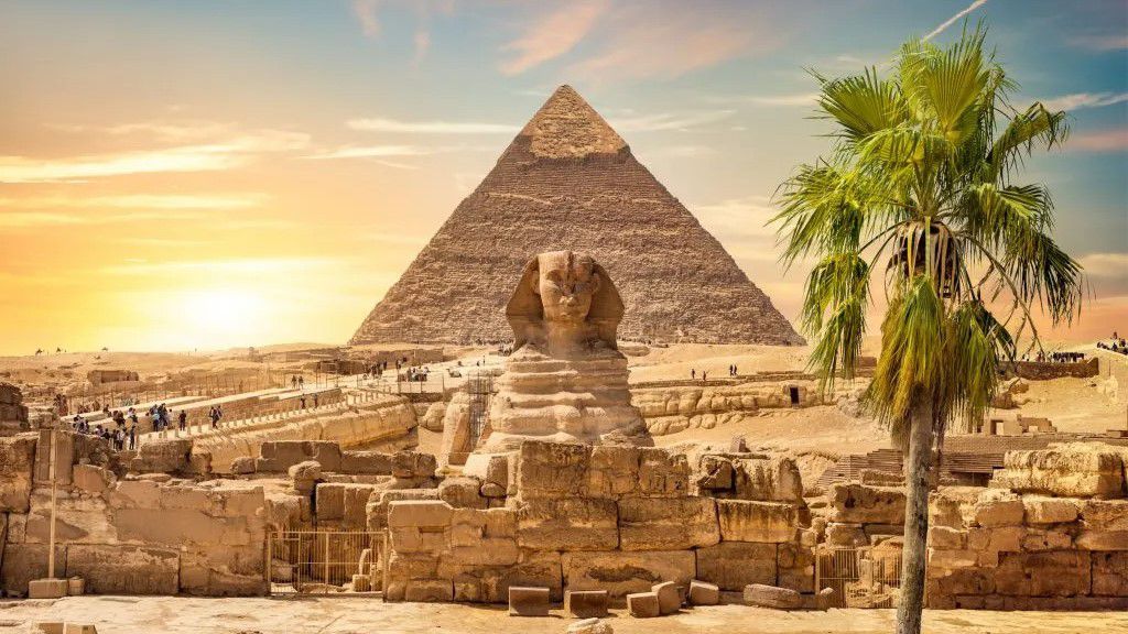 Nyilván az űrlények dobták össze a piramisokat... (Fotó: touristegypt.com)