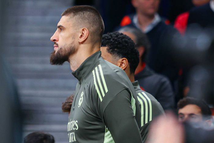 Alex Len két éves szerződést írt alá