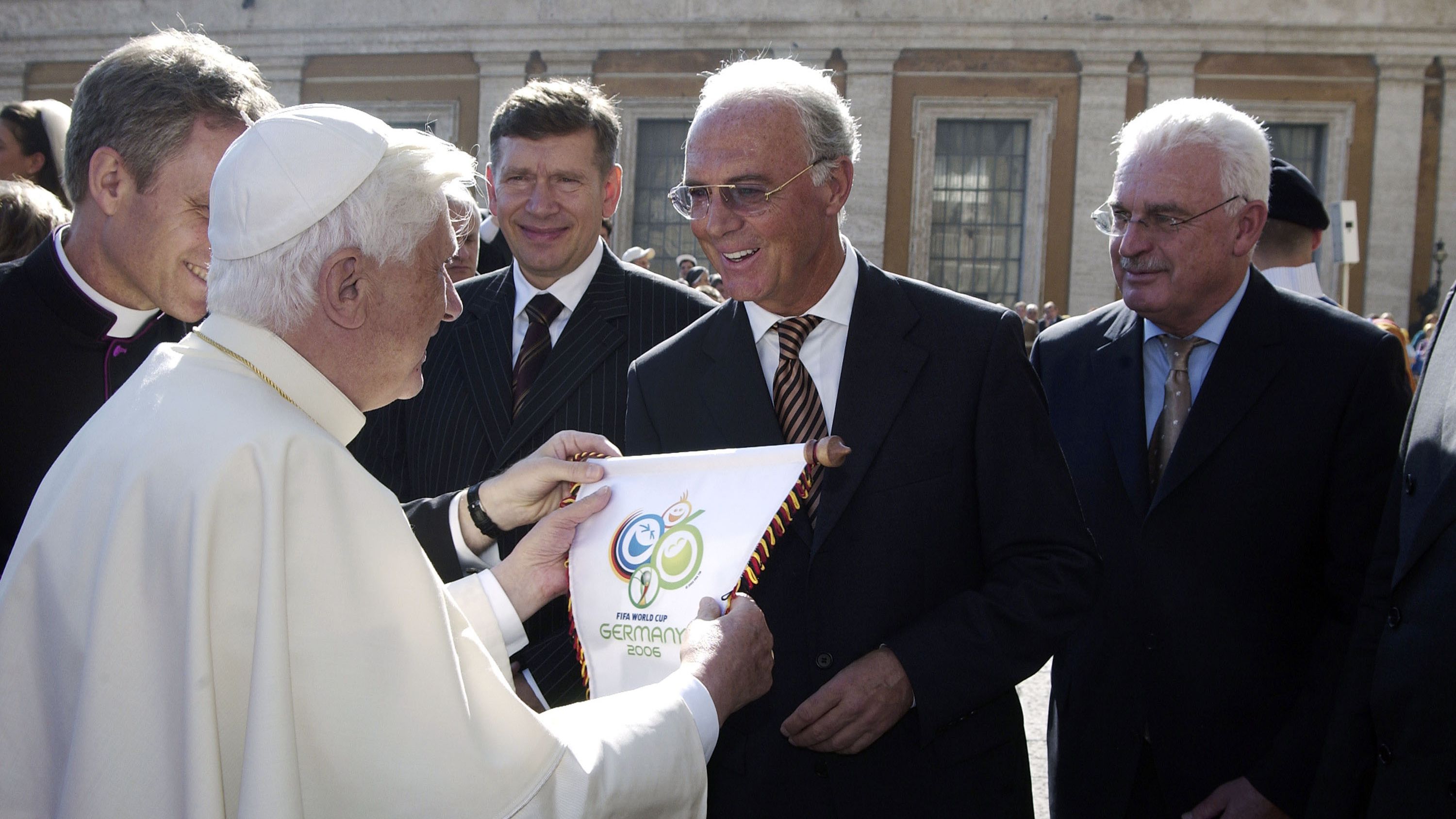 Benedek a német pápa és Beckenbauer a német császár