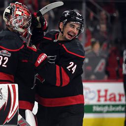Sorozatban tizedik mérkőzését nyerte meg a Carolina az NHL-ben