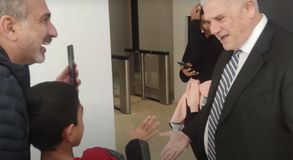 Επική ατάκα Μελισσανίδη σε πιτσιρικά της ΑΕΚ: «Ηρθες στο γήπεδο με κόκκινα; Πέταξε τα» (vid)