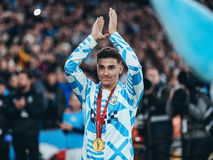 Ο Χουλιάν Άλβαρες αποθεώθηκε στο «Έτιχαντ», φορώντας το μετάλλιο του παγκόσμιου πρωταθλητή (vid)