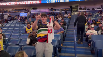 O No 1 φαν του ΛεΜπρόν ντύθηκε… Βασιλιάς - Φόρεσε ταυτόχρονα 15 εμφανίσεις του αγαπημένου του (vid)