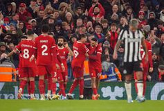 Η Λίβερπουλ πήρε τη ματσάρα επί της Νιούκαστλ στο βροχερό «Άνφιλντ» και παρέμεινε στην κορυφή