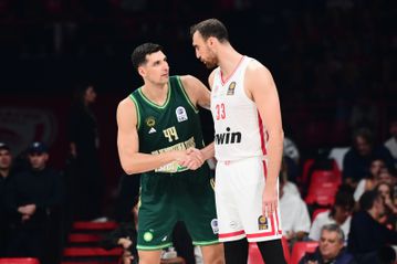 Παρτίδα σκάκι στο glass floor του T-Center - Ποιος κρατάει τα «λευκά πιόνια»