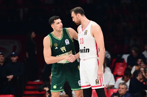 Παρτίδα σκάκι στο glass floor του T-Center - Ποιος κρατάει τα «λευκά πιόνια»