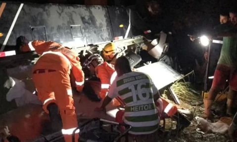Τραγωδία στη Βραζιλία: Πούλμαν με ομάδα νέων έπεσε από γέφυρα, τέσσερις νεκροί (vid)
