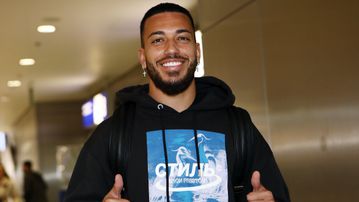 Στην Ελλάδα ο Βέζο για τον Ολυμπιακό - «Είμαι έτοιμος ν' αγωνιστώ» (gallery)