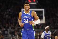 Τιτανομαχία μεταξύ Γιάννη και Ουεμπανιαμά στο Σαν Αντόνιο με τους Σπερς να «καταπίνουν» τους Μπακς! (vids)