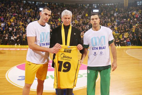 Συγκινητικές στιγμές στη μνήμη του Άλκη - Η φανέλα που κράτησαν Σλούκας και Μποχωρίδης (pics, vid)