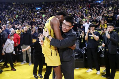 Πανηγυρισμοί και αγκαλιές από τον Ρίτσαρντ Σιάο με τους παίκτες μετά τη μεγάλη νίκη του Άρη (pic,vid)