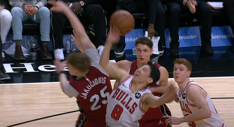 Ο Ιάπωνας των 170 εκατοστών «νίκησε» τον Λιθουανό των 196 σε τζάμπολ στο Μαϊάμι Χιτ-Σικάγο Μπουλς (vid)