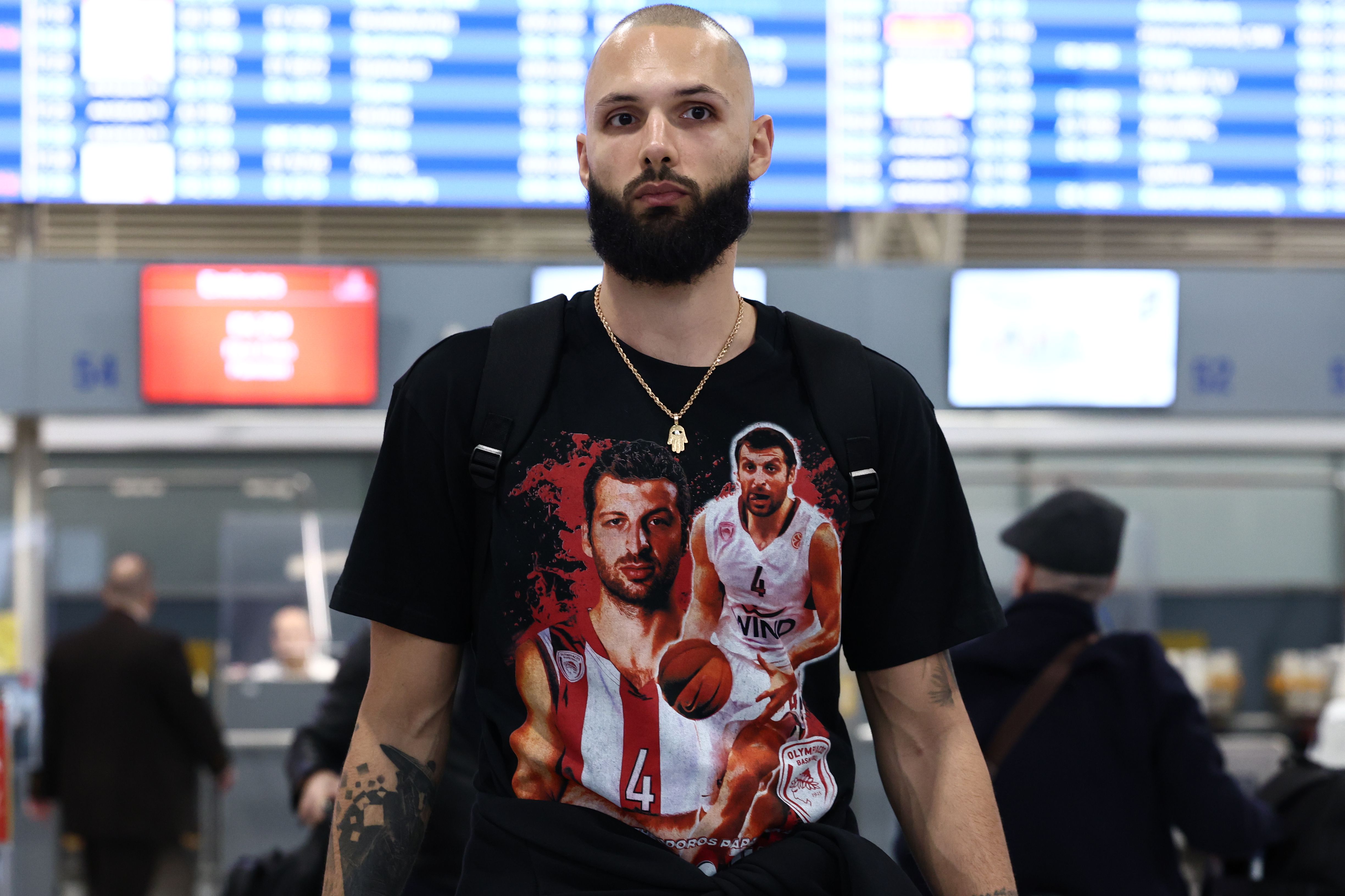 Με t-shirt Παπαλουκά στο αεροδρόμιο ο Φουρνιέ! (pic)