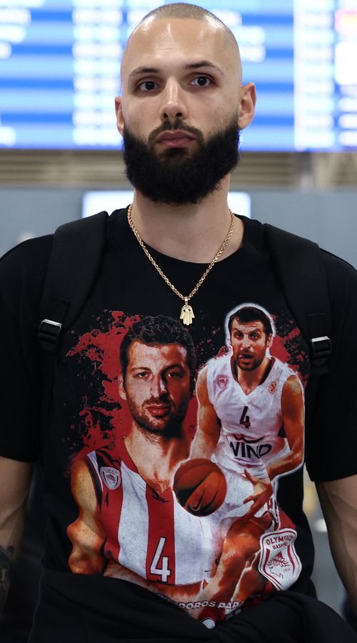 Με t-shirt Παπαλουκά στο αεροδρόμιο ο Φουρνιέ! (pic)