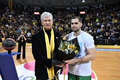 Ο Άρης βράβευση τον Τολιόπουλο για τη συνεισφορά του στην ομάδα