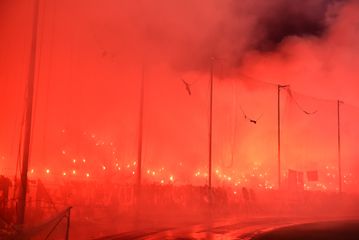 Το συγκλονιστικό pyroshow στην Τούμπα για τα αδικοχαμένα «αετόπουλα»