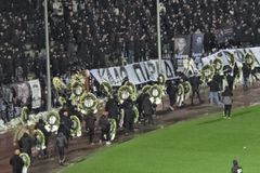 Οπαδοί και ποδοσφαιριστές των δύο ομάδων άφησαν στεφάνια στη μνήμη των φίλων του ΠΑΟΚ (vids)
