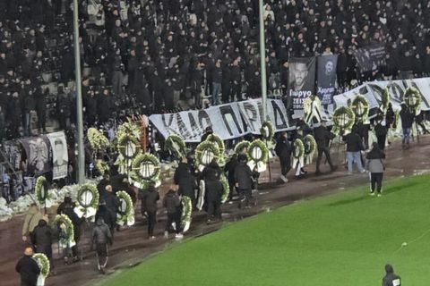 Οπαδοί και ποδοσφαιριστές των δύο ομάδων άφησαν στεφάνια στη μνήμη των φίλων του ΠΑΟΚ (vids)