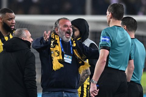 Έξαλλος ο Ηλιόπουλος μετά το ΑΕΚ - Ολυμπιακός: Διαμαρτυρήθηκε έντονα στον Μάκελι