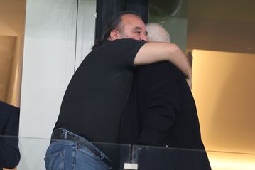 Ο Μελισσανίδης στην Allwyn Arena: Η αγκαλιά με τον Ηλιόπουλο πριν το ΑΕΚ - Ολυμπιακός