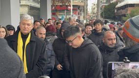 Στο τρισάγιο για τον Άλκη Καμπανό ο Ρίτσαρντ Σιάο (vid)