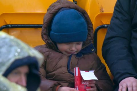 Του πήραν τις κοτομπουκιές και έγινε viral, αλλά η Γουλβς τον... αποζημίωσε με απίθανο τρόπο (vid)